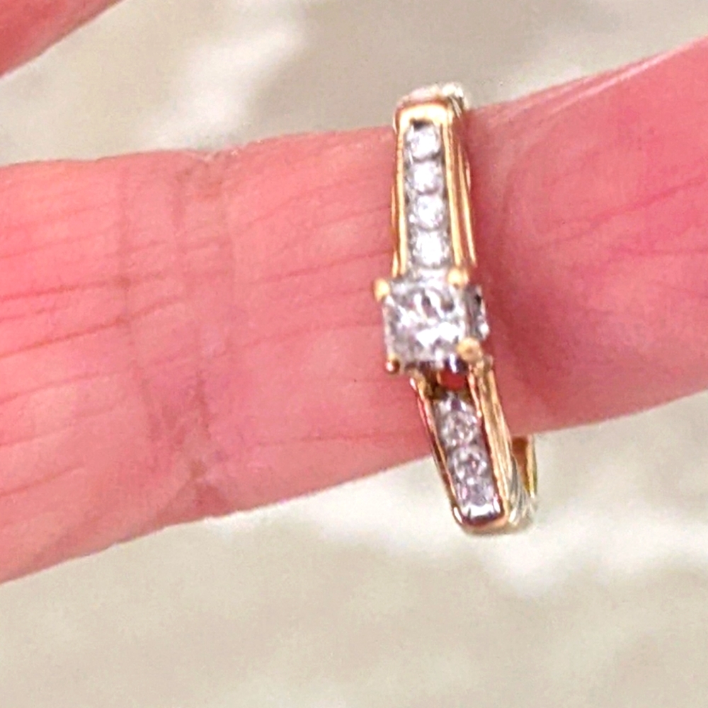 10K 💛GOLD WITH DIAMONDS RING - Picture 3 of 10